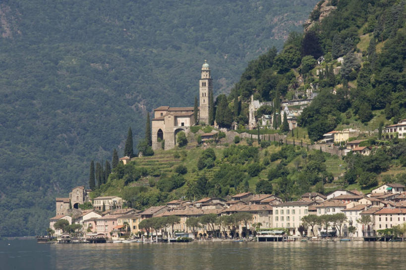 无人,家,教堂,横图,室外,白天,正面,旅游,度假,湖,湖泊,水,植物,标志建筑,地标,建筑,汽车,瑞士,欧洲,阴影,波纹,节日,光线,影子,房屋,屋子,湖面,水流,水面,涟漪,文化,娱乐,建设,楼房,住宅,车,树,树木,排列,绿色,倒影,水纹,阳光,自然,交通工具,轿车,波浪,湖水,祈祷,享受,休闲,健康,旅游胜地,放松,许愿,宗教,信仰,生长,成长,纪念,祈求,倒映,载具,信念,中欧,卢加诺,水晕,瑞士联邦,摆列,反照,平安,彩图,房子,大教堂,礼拜堂,布列,分列