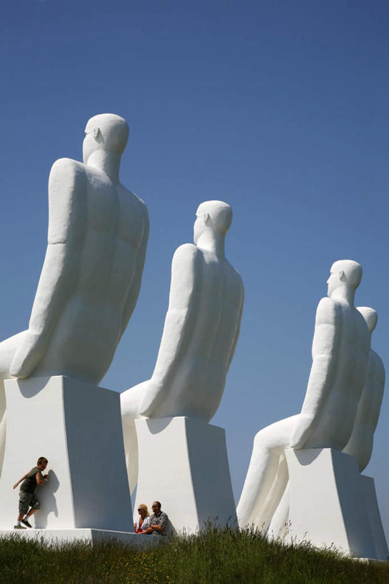 西方人,儿童,三个人,家庭,夫妻,母亲,父亲,儿子,坐,竖图,室外,白天,仰视,爱情,旅游,度假,纯洁,草地,草坪,植物,雕塑,欧洲,芬兰,欧洲人,躲藏,阴影,服装,艺术,装饰,光线,雕刻,雕像,墨镜,眼镜,影子,首都,浪漫,注视,休闲装,娱乐,草,两个,小孩,衣服,蓝色,绿色,白色,蓝天,天空,阳光,太阳镜,太阳眼镜,工艺品,天,观察,看,享受,休闲,温暖,温馨,父子,母子,三口之家,一家人,休闲服,遮阳镜,恩爱,放松,父爱,可爱,母爱,童年,童趣,恋人,服饰,晴朗,观看,纪念,美术,和睦,察看,隐藏,关注,北欧,主题,陈列,童真,烂漫,无邪,万里无云,功能,美学,潜藏,芬兰共和国,赫尔辛基,艾斯堡,天真,男孩,男人,男性,年轻男性,年轻女性,女人,女性,白种人,孩子,年轻人,夫妇,情侣,晴空,晴空万里,坐着,彩图,低角度拍摄,全身,伴侣,融洽,男生