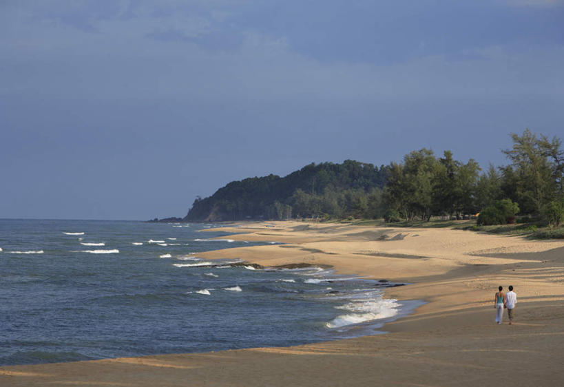 西方人,两个人,走,横图,室外,白天,爱情,旅游,度假,海浪,海洋,美景,沙滩,树林,植物,欧洲,马来西亚,欧洲人,亚洲,阴影,波纹,服装,光线,沙子,影子,海岸,景观,浪花,云,云朵,涟漪,沙地,浪漫,云彩,注视,休闲装,娱乐,树,树木,背面,衣服,蓝色,绿色,白云,倒影,蓝天,水纹,天空,阳光,自然,海水,波浪,天,观察,看,享受,休闲,温暖,温馨,休闲服,景色,恩爱,放松,恋人,服饰,东南亚,茂盛,生长,晴朗,成长,观看,繁茂,和睦,察看,倒映,关注,自然风光,海景,首府,水晕,兴旺,昌盛,反照,昌隆,畅旺,发达,蕃芜,繁盛,富强,隆盛,蓬勃,旺盛,兴隆,兴盛,郁勃,马来西亚联邦,丁加奴,瓜拉丁加奴,男人,男性,年轻男性,年轻女性,女人,女性,白种人,情侣,大海,风浪,海,海水的波动,海滩,近岸浪,涌浪,晴空,步行,散步,走路,彩图,全身,伴侣,融洽