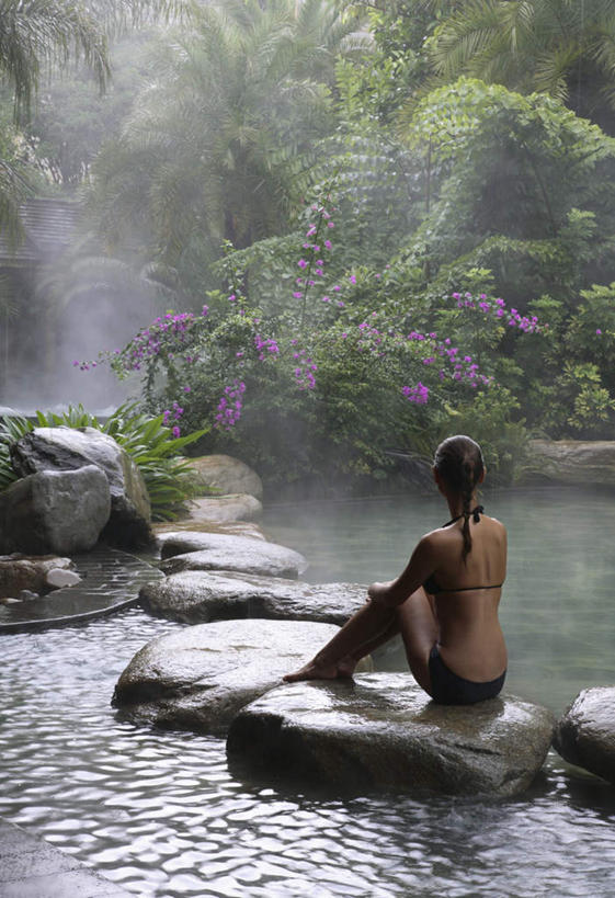 东方人,一个人,坐,竖图,室外,白天,泳装,比基尼,旅游,度假,石头,美景,温泉,植物,雾,棕榈树,叶子,昆明,中国,亚洲,仅一个年轻女性,仅一个女性,仅一个人,阴影,沸腾,盛开,光线,蒸汽,石子,影子,景观,绿叶,水蒸气,雾气,花蕾,注视,黄种人,娱乐,云南,花,花瓣,花朵,鲜花,树,树木,背面,粉色,绿色,阳光,自然,花苞,花蕊,观察,看,享受,休闲,温暖,嫩叶,景色,放松,泉水,生长,温和,成长,观看,气体,察看,关注,自然风光,昆明市,东亚,棕榈叶,云南省,中华人民共和国,省会,西南地区,蒸发,滇,地热,年轻女性,女人,女性,亚洲人,叶,叶片,石块,岩石,坐着,彩图,全身,三点式,泳衣