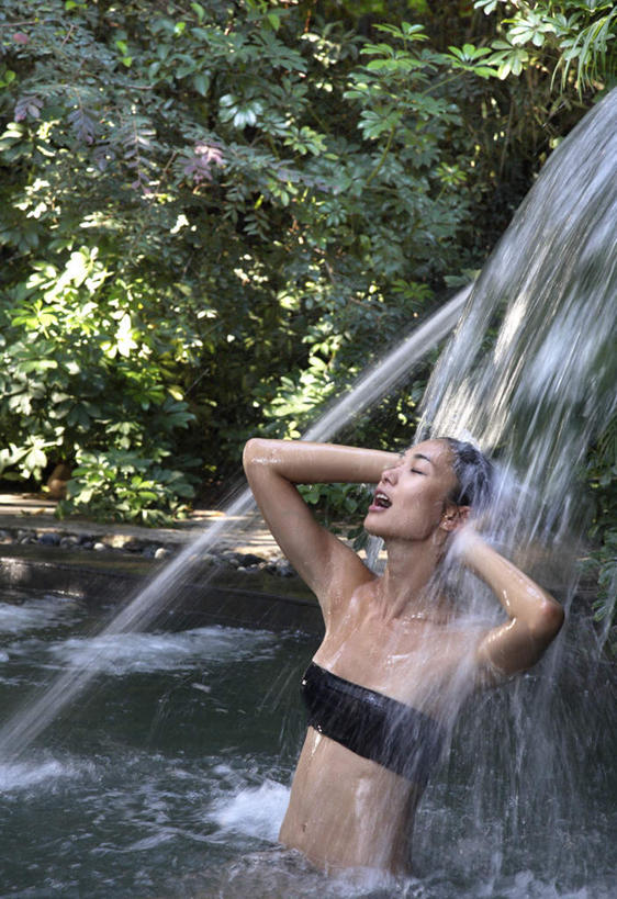 东方人,脸,头,脸颊,手,一个人,站,举,闭眼,竖图,室外,白天,侧面,泳装,比基尼,瀑布,水,温泉,植物,雾,亚洲,仅一个年轻女性,仅一个女性,仅一个人,阴影,飞溅,沸腾,溅,光线,蒸汽,液体,影子,水滴,水蒸气,雾气,黄种人,肩膀,水珠,树,树木,绿色,阳光,自然,托,站着,张嘴,温暖,手部,泉水,生长,温和,成长,气体,喷洒,张大嘴巴,蒸发,地热,年轻女性,女人,女性,亚洲人,头部,脸部,脸蛋,面部,跌水,张开嘴,闭眼睛,闭着眼,闭着眼睛,举起,举手,举着,抬头,向上举,向上伸,向上托,仰头,站立,半身,彩图,三点式,泳衣