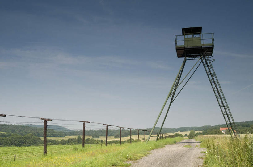 无人,家,栏杆,攀登,横图,室外,白天,仰视,旅游,度假,草地,草坪,美景,山,山脉,植物,欧洲,捷克,阴影,光线,梯子,影子,房屋,阶梯,屋子,景观,山峰,云,云朵,围栏,山峦,云彩,娱乐,护栏,楼房,住宅,草,蓝色,绿色,白云,蓝天,天空,阳光,自然,群山,天,享受,休闲,爬,景色,放松,晴朗,上升,自然风光,中欧,捷克共和国,登高,晴空,攀爬,彩图,低角度拍摄,房子