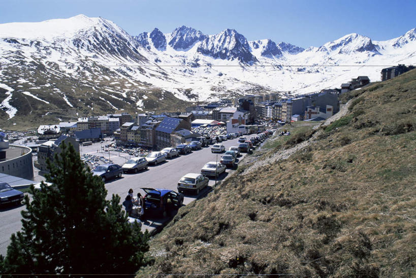 无人,家,横图,俯视,室外,白天,旅游,度假,草地,草坪,石头,美景,山,雪,雪山,植物,大雪,道路,路,公路,汽车,欧洲,安道尔,一排,阴影,整齐,并列,并排,光线,石子,影子,房屋,屋子,冰,积雪,景观,山顶,山峰,雪景,冬季,冬天,交通,山峦,首都,娱乐,楼房,住宅,车,草,树,树木,排列,蓝色,绿色,蓝天,天空,阳光,自然,交通工具,轿车,天,享受,休闲,景色,放松,寒冷,生长,晴朗,成长,冰冷,队列,自然风光,载具,平行,沉积岩,万里无云,严寒,冰凉,酷寒,凛冽,凛凛,极冷,颠峰,极峰,安道尔城,安道尔公国,水成岩,石块,岩石,晴空,晴空万里,马路,彩图,高角度拍摄,房子