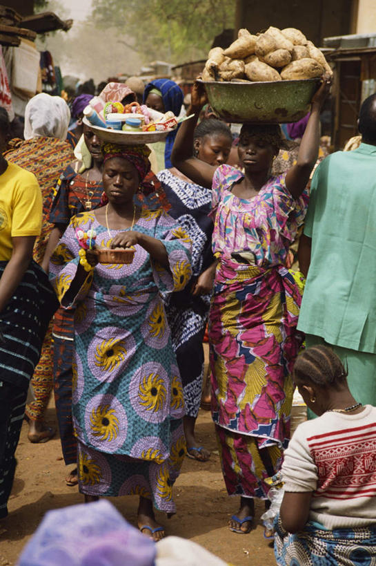 西方人,站,走,竖图,室外,白天,正面,民族服装,旅游,度假,街道,土豆,欧洲,非洲,布基纳法索,黑人,欧洲人,阴影,装饰,光线,盆,头巾,影子,许多人,拥挤,顶,娱乐,货物,阳光,站着,一群人,享受,休闲,放松,华丽,修饰,点缀,馍馍蛋,衬托,美观,雅致,雅观,阿非利加洲,西非,年轻女性,女人,女性,非洲人,洋芋,山药蛋,马铃薯,步行,散步,站立,走路,彩图,全身,传统服装,民俗服