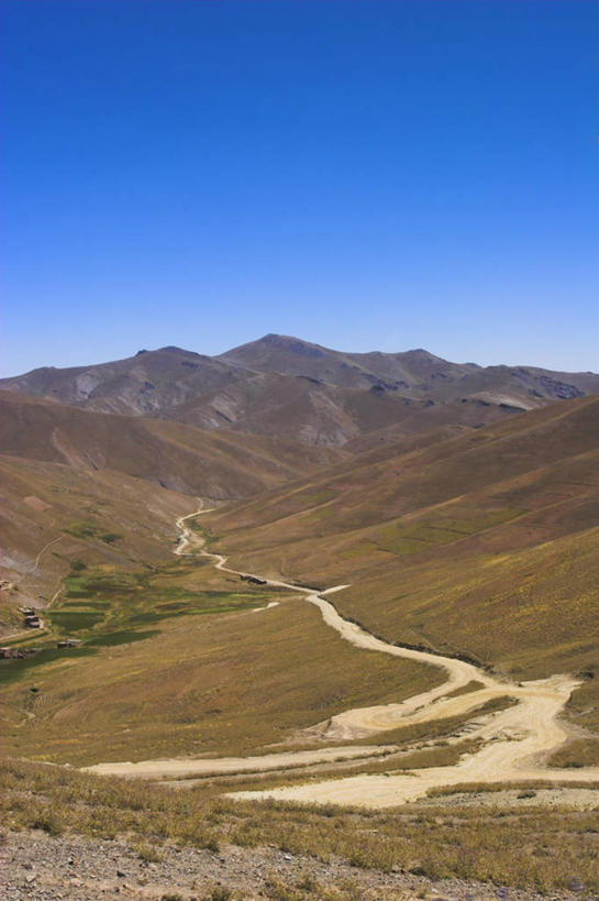 无人,竖图,俯视,航拍,室外,白天,旅游,度假,草地,草坪,石头,美景,山,山脉,植物,道路,路,阿富汗,亚洲,阴影,光线,石子,影子,景观,山峰,小路,交通,山峦,娱乐,草,蓝色,绿色,蓝天,天空,阳光,自然,群山,天,享受,休闲,景色,放松,乡间小路,晴朗,连绵,绵延,鸟瞰,自然风光,西亚,万里无云,绵亘,阿富汗伊斯兰国,石块,岩石,晴空,晴空万里,彩图,高角度拍摄