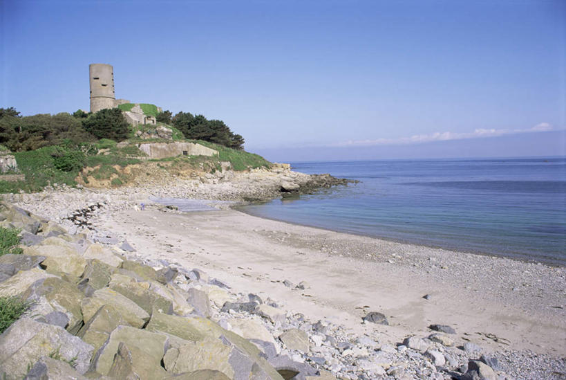 无人,横图,俯视,室外,白天,旅游,度假,海浪,海洋,美景,沙滩,山,山脉,植物,英国,欧洲,阴影,光线,沙子,影子,海岸,景观,浪花,山峰,塔,沙地,山峦,娱乐,树,树木,蓝色,绿色,蓝天,天空,阳光,自然,海水,群山,天,享受,休闲,景色,放松,生长,晴朗,成长,西欧,自然风光,大不列颠,海景,大不列颠及北爱尔兰联合王国,万里无云,大不列颠联合王国,日不落英帝国,根西岛,海峡群岛,诺曼底群岛,大海,风浪,海,海水的波动,海滩,近岸浪,涌浪,晴空,晴空万里,彩图,高角度拍摄