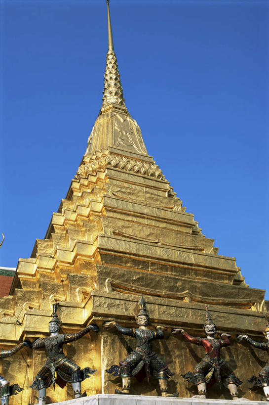 无人,寺庙,站,伸展双臂,竖图,室外,白天,仰视,旅游,度假,名胜古迹,标志建筑,地标,建筑,雕塑,曼谷,泰国,亚洲,一排,阴影,节日,遗迹,艺术,整齐,装饰,环绕,围绕,光线,雕刻,雕像,影子,柱子,屋顶,首都,燃烧,顶棚,环抱,古迹,文化,文物,娱乐,建设,古建筑,排列,蓝色,蓝天,天空,阳光,香火,工艺品,庙宇,天,祈祷,站着,享受,休闲,健康,金色,旅游胜地,放松,许愿,宗教,东南亚,信仰,晴朗,纪念,玉佛寺,祈求,美术,队列,主题,陈列,古文明,万里无云,泰王国,大皇宫,功能,美学,萦绕,曼谷皇宫,平安,晴空,晴空万里,敞开双臂,伸开双臂,展开双肩,站立,张开手臂,张开双臂,彩图,低角度拍摄,皇宫,庙,寺