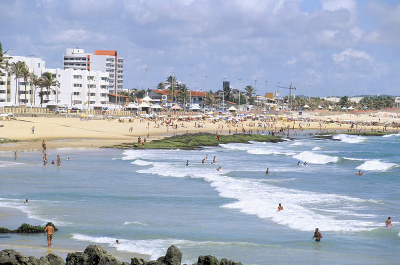 游泳,西方人,家,站,走,横图,俯视,室外,白天,泳装,比基尼,锻炼,旅游,度假,运动,海浪,海洋,石头,沙滩,植物,巴西,欧洲,欧洲人,行人,游客,游人,阴影,泳裤,朦胧,模糊,光线,伞,沙子,石子,影子,雨伞,遮阳伞,房屋,屋子,海岸,浪花,云,云朵,沙地,许多人,云彩,注视,娱乐,阳伞,楼房,路人,旅客,住宅,树,树木,蓝色,绿色,白云,蓝天,天空,阳光,自然,海水,天,观察,看,站着,一群人,享受,休闲,南美,放松,生长,晴朗,成长,观看,察看,南美洲,拉丁美洲,关注,室外运动,美洲,户外运动,海景,巴西联邦共和国,首府,亚美利加洲,南亚美利加洲,泅水,北大河州,北里奥格兰德州,北里约格朗德,纳塔尔,拍浮,过客,男人,男性,女人,女性,中年男性,中年女性,白种人,大海,风浪,海,海水的波动,海滩,近岸浪,石块,岩石,涌浪,晴空,步行,散步,站立,走路,彩图,高角度拍摄,全身,三点式,泳衣,健身,房子