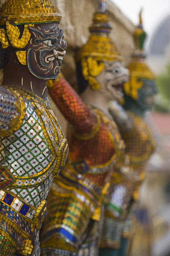 东方人,无人,三个人,寺庙,站,伸展双臂,竖图,室外,特写,白天,侧面,民族服装,旅游,度假,名胜古迹,植物,标志建筑,地标,建筑,雕塑,曼谷,泰国,亚洲,一排,阴影,服装,节日,朦胧,模糊,遗迹,艺术,整齐,装饰,光线,雕刻,雕像,影子,首都,注视,黄种人,古迹,文化,文物,娱乐,建设,古建筑,树,树木,排列,衣服,绿色,阳光,自然,工艺品,庙宇,观察,看,祈祷,站着,张嘴,享受,休闲,健康,金色,旅游胜地,放松,许愿,宗教,服饰,东南亚,佛教,信仰,生长,成长,观看,纪念,祈求,美术,察看,富贵,衣着,穿着,队列,关注,主题,陈列,张大嘴巴,古文明,忠诚,泰王国,大皇宫,功能,美学,富丽,衣饰,释教,名誉,荣华,曼谷皇宫,平安,男人,男性,中年男性,亚洲人,张开嘴,敞开双臂,伸开双臂,展开双肩,站立,张开手臂,张开双臂,半身,彩图,传统服装,民俗服,皇宫,庙,寺