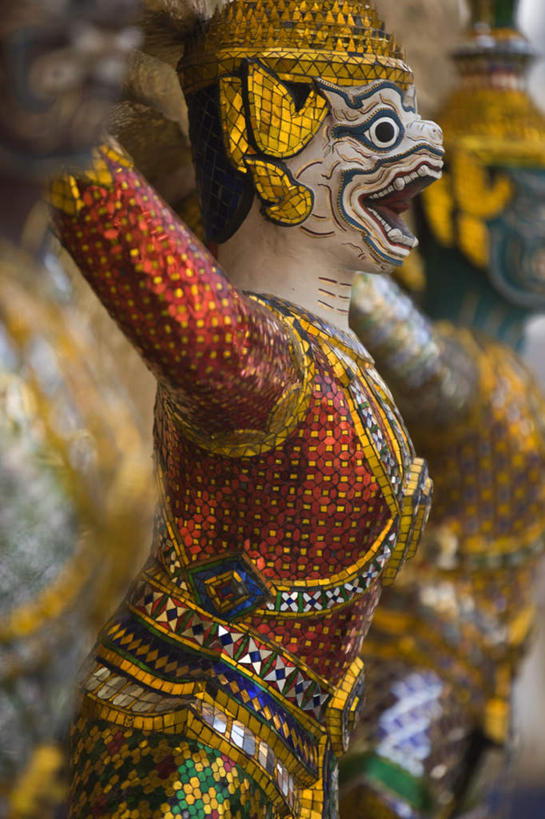 东方人,无人,三个人,寺庙,站,伸展双臂,竖图,室外,特写,白天,侧面,民族服装,旅游,度假,名胜古迹,标志建筑,地标,建筑,雕塑,曼谷,泰国,亚洲,一排,阴影,服装,节日,朦胧,模糊,遗迹,艺术,整齐,装饰,光线,雕刻,雕像,影子,首都,注视,黄种人,古迹,文化,文物,娱乐,建设,古建筑,排列,衣服,阳光,工艺品,庙宇,观察,看,祈祷,站着,张嘴,享受,休闲,健康,金色,旅游胜地,放松,许愿,宗教,服饰,东南亚,佛教,信仰,观看,纪念,祈求,美术,察看,富贵,衣着,穿着,队列,关注,主题,陈列,张大嘴巴,古文明,忠诚,泰王国,大皇宫,功能,美学,富丽,衣饰,释教,名誉,荣华,曼谷皇宫,平安,男人,男性,中年男性,亚洲人,张开嘴,敞开双臂,伸开双臂,展开双肩,站立,张开手臂,张开双臂,半身,彩图,传统服装,民俗服,皇宫,庙,寺