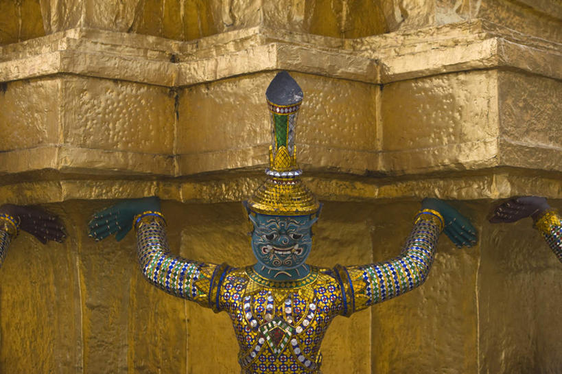 东方人,一个人,无人,寺庙,站,举,伸展双臂,横图,室外,特写,白天,正面,民族服装,旅游,度假,名胜古迹,标志建筑,地标,建筑,雕塑,曼谷,泰国,亚洲,仅一个男性,仅一个人,仅一个中年男性,阴影,服装,节日,朦胧,模糊,遗迹,艺术,装饰,光线,雕刻,雕像,影子,首都,注视,黄种人,古迹,文化,文物,娱乐,建设,古建筑,衣服,阳光,工艺品,庙宇,观察,看,祈祷,托,站着,享受,休闲,健康,金色,旅游胜地,放松,许愿,宗教,服饰,东南亚,佛教,信仰,观看,纪念,祈求,美术,察看,富贵,衣着,穿着,关注,主题,陈列,古文明,忠诚,泰王国,大皇宫,功能,美学,富丽,衣饰,释教,名誉,荣华,曼谷皇宫,平安,男人,男性,中年男性,亚洲人,敞开双臂,举起,举手,举着,伸开双臂,向上举,向上伸,向上托,展开双肩,站立,张开手臂,张开双臂,半身,彩图,传统服装,民俗服,皇宫,庙,寺