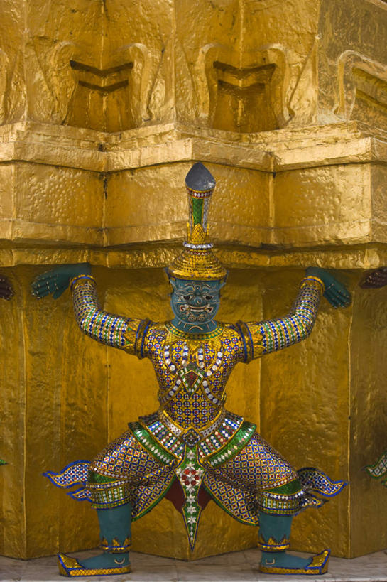 东方人,一个人,无人,寺庙,站,举,伸展双臂,竖图,室外,特写,白天,正面,民族服装,旅游,度假,名胜古迹,标志建筑,地标,建筑,雕塑,曼谷,泰国,亚洲,仅一个男性,仅一个人,仅一个中年男性,阴影,服装,节日,朦胧,模糊,遗迹,艺术,装饰,光线,雕刻,雕像,影子,首都,注视,黄种人,古迹,文化,文物,娱乐,建设,古建筑,衣服,阳光,工艺品,庙宇,观察,看,祈祷,托,站着,享受,休闲,健康,金色,旅游胜地,放松,许愿,宗教,服饰,东南亚,佛教,信仰,观看,纪念,祈求,美术,察看,富贵,衣着,穿着,关注,主题,陈列,古文明,忠诚,泰王国,大皇宫,功能,美学,富丽,衣饰,释教,名誉,荣华,曼谷皇宫,平安,男人,男性,中年男性,亚洲人,敞开双臂,举起,举手,举着,伸开双臂,向上举,向上伸,向上托,展开双肩,站立,张开手臂,张开双臂,彩图,全身,传统服装,民俗服,皇宫,庙,寺