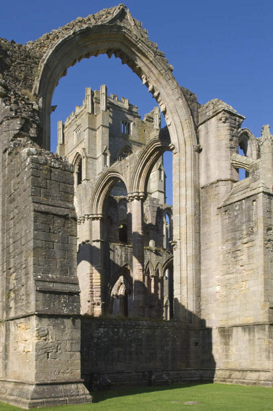 无人,竖图,室外,白天,正面,旅游,度假,草地,草坪,石头,名胜古迹,植物,门,标志建筑,地标,建筑,雕塑,英国,欧洲,阴影,节日,遗迹,艺术,装饰,光线,雕刻,雕像,石子,影子,砖块,墙,屋顶,顶棚,古迹,历史,文化,文物,娱乐,建设,古建筑,废墟,墙壁,墙面,草,古代,蓝色,绿色,蓝天,天空,阳光,工艺品,门框,天,祈祷,享受,休闲,健康,旅游胜地,放松,许愿,宗教,信仰,晴朗,纪念,祈求,美术,基督教,西欧,天主教,修道院,主题,大不列颠,陈列,信念,古文明,大不列颠及北爱尔兰联合王国,万里无云,功能,美学,大不列颠联合王国,日不落英帝国,古远,约克郡,神学院,修院,隐修院,喷泉修道院,平安,石块,岩石,晴空,晴空万里,彩图