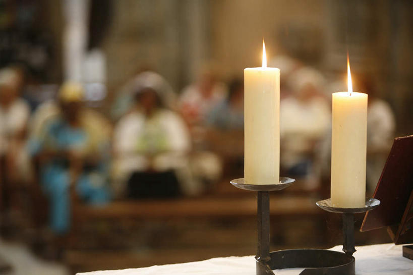 西方人,教堂,坐,横图,室内,白天,正面,旅游,度假,标志建筑,地标,建筑,蜡烛,法国,欧洲,欧洲人,阴影,服装,节日,光线,火焰,影子,烛光,许多人,燃烧,注视,休闲装,文化,娱乐,建设,衣服,点燃,观察,看,祈祷,一群人,享受,休闲,健康,休闲服,旅游胜地,放松,许愿,宗教,服饰,信仰,观看,纪念,祈求,察看,基督教,关注,天主教,信念,法兰西共和国,法兰西第五共和国,普瓦图.夏朗德,普瓦图.夏朗德大区,维埃纳,平安,男人,男性,女人,女性,中年男性,中年女性,白种人,坐着,半身,彩图,大教堂,礼拜堂