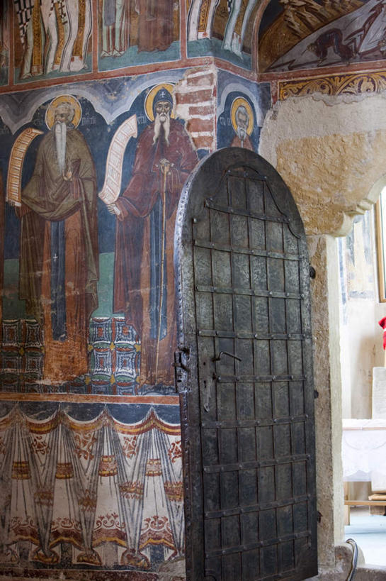 无人,竖图,室内,白天,正面,旅游,度假,绘画,名胜古迹,门,标志建筑,地标,建筑,欧洲,罗马尼亚,节日,遗迹,艺术,装饰,墙,古迹,文化,文物,娱乐,建设,古建筑,壁画,墙壁,墙面,门框,祈祷,享受,休闲,健康,旅游胜地,放松,许愿,宗教,信仰,纪念,华丽,修饰,祈求,点缀,基督教,天主教,修道院,信念,古文明,东欧,衬托,美观,雅致,雅观,神学院,修院,隐修院,布科维纳,平安,画画,彩图