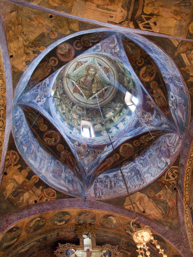 无人,竖图,室内,白天,仰视,旅游,度假,绘画,窗户,标志建筑,地标,建筑,照明,欧洲,罗马尼亚,阴影,节日,艺术,装饰,光线,影子,墙,屋顶,灯光,顶棚,文化,娱乐,建设,吊灯,玻璃窗,壁画,墙壁,墙面,灯,灯具,祈祷,享受,休闲,健康,旅游胜地,放松,许愿,宗教,信仰,纪念,华丽,修饰,祈求,照亮,点缀,基督教,照明设备,天主教,修道院,信念,东欧,衬托,美观,雅致,雅观,神学院,修院,隐修院,布科维纳,平安,画画,彩图,低角度拍摄