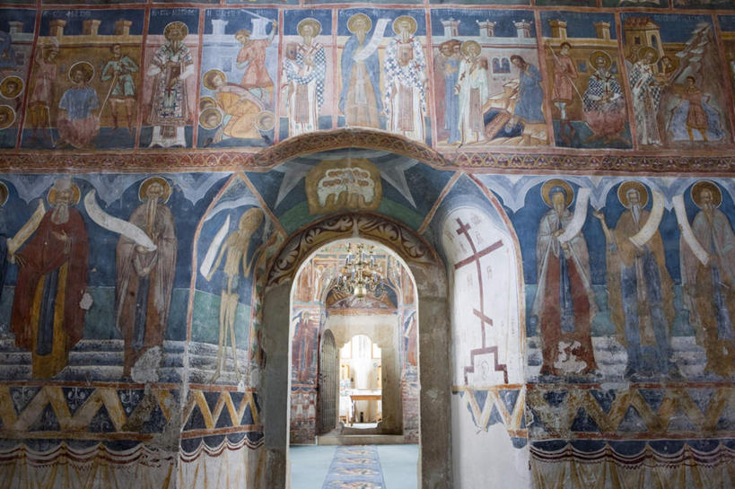 西方人,无人,站,横图,室内,白天,正面,旅游,度假,绘画,门,标志建筑,地标,建筑,欧洲,罗马尼亚,欧洲人,阴影,服装,艺术,装饰,光线,影子,墙,拱门,走道,走廊,过道,许多人,注视,休闲装,文化,娱乐,建设,壁画,墙壁,墙面,衣服,阳光,门框,观察,看,站着,一群人,享受,休闲,休闲服,旅游胜地,放松,服饰,观看,华丽,修饰,点缀,察看,关注,东欧,衬托,美观,雅致,雅观,布科维纳,男人,男性,女人,女性,中年男性,中年女性,白种人,画画,站立,彩图,全身