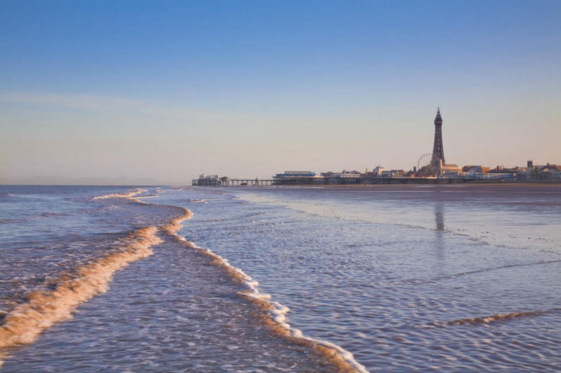 无人,游乐园,码头,横图,室外,白天,正面,旅游,度假,海浪,海洋,河流,日落,沙滩,水,标志建筑,地标,港口,建筑,游乐场,英国,欧洲,阴影,光线,沙子,影子,海岸,河水,浪花,水流,晚霞,霞光,落日,摩天轮,塔,桥,沙地,娱乐,建设,英格兰,阳光,海水,黄昏,享受,休闲,旅游胜地,彩霞,放松,吊桥,人行桥,悬索桥,西欧,吊杆,大不列颠,海景,大不列颠及北爱尔兰联合王国,乐园,大不列颠联合王国,日不落英帝国,布莱克浦,布莱克浦塔,兰开夏郡,夕照,锚锭,悬索,大海,风浪,海,海水的波动,海滩,近岸浪,涌浪,夕阳,彩图,摆渡口,埠头,渡口,渡头,港湾,海港,货运码头,口岸,商港,斜阳