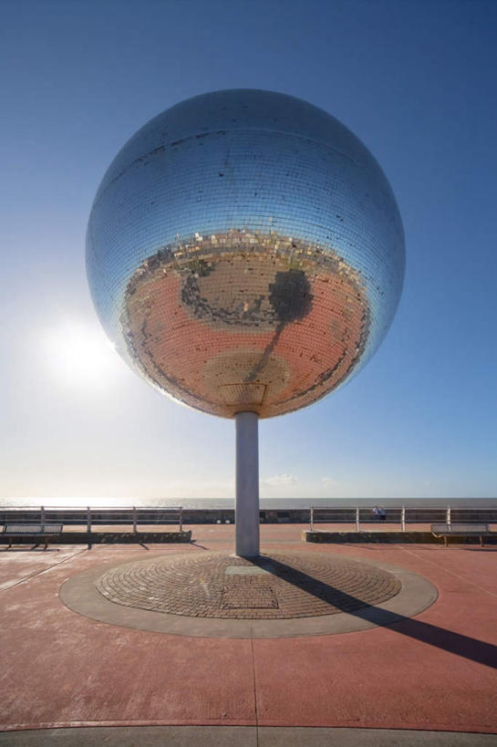 无人,栏杆,竖图,彩色,室外,白天,正面,旅游,度假,海浪,海洋,霓虹灯,英国,欧洲,阴影,光线,木板,影子,栅栏,浪花,篱笆,围栏,灯光,七彩,地面,娱乐,光源,护栏,霓虹,英格兰,灯,蓝色,倒影,蓝天,天空,阳光,海水,天,享受,休闲,球体,放松,晴朗,倒映,照明设备,西欧,大不列颠,海景,大不列颠及北爱尔兰联合王国,万里无云,氖灯,大不列颠联合王国,日不落英帝国,布莱克浦,布莱克浦塔,兰开夏郡,反照,大海,风浪,海,海水的波动,近岸浪,涌浪,晴空,晴空万里,彩图