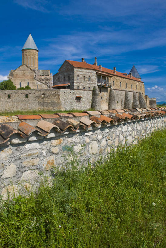 无人,教堂,竖图,室外,白天,仰视,旅游,度假,草地,草坪,石头,植物,标志建筑,地标,建筑,格鲁吉亚,亚洲,阴影,节日,朦胧,模糊,光线,石子,影子,墙,云,云朵,云彩,文化,娱乐,建设,墙壁,墙面,草,蓝色,绿色,白云,蓝天,天空,阳光,天,祈祷,享受,休闲,健康,旅游胜地,放松,许愿,宗教,信仰,晴朗,纪念,祈求,西亚,信念,平安,石块,岩石,晴空,彩图,低角度拍摄,大教堂,礼拜堂