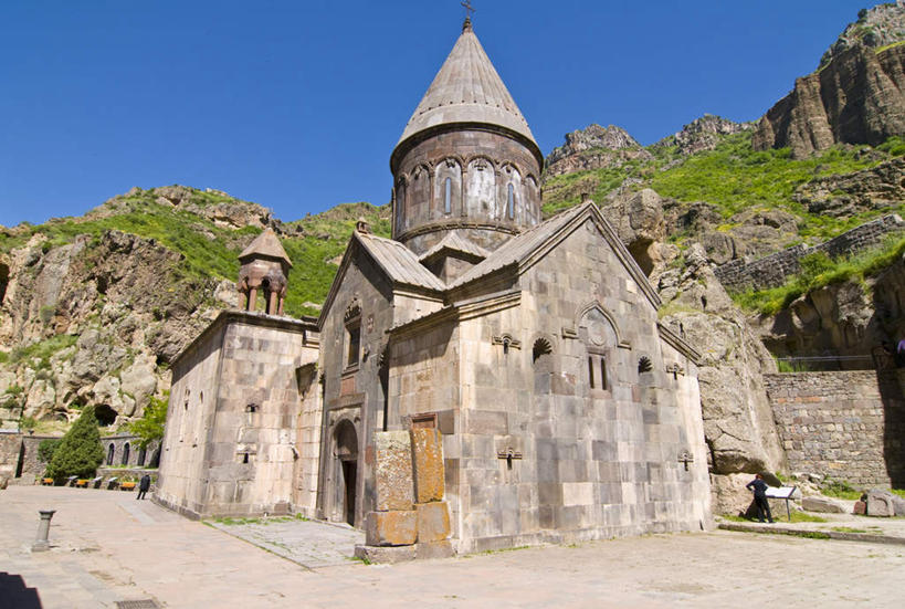 无人,教堂,横图,室外,白天,仰视,旅游,度假,草地,草坪,石头,山,山脉,植物,窗户,门,标志建筑,地标,建筑,亚美尼亚,亚洲,阴影,节日,光线,十字架,石子,影子,墙,屋顶,山峰,山峦,顶棚,文化,娱乐,建设,玻璃窗,墙壁,墙面,草,蓝色,绿色,蓝天,天空,阳光,门框,群山,天,祈祷,享受,休闲,健康,旅游胜地,放松,许愿,宗教,信仰,晴朗,纪念,祈求,西亚,信念,万里无云,亚美尼亚共和国,平安,石块,岩石,晴空,晴空万里,彩图,低角度拍摄,大教堂,礼拜堂