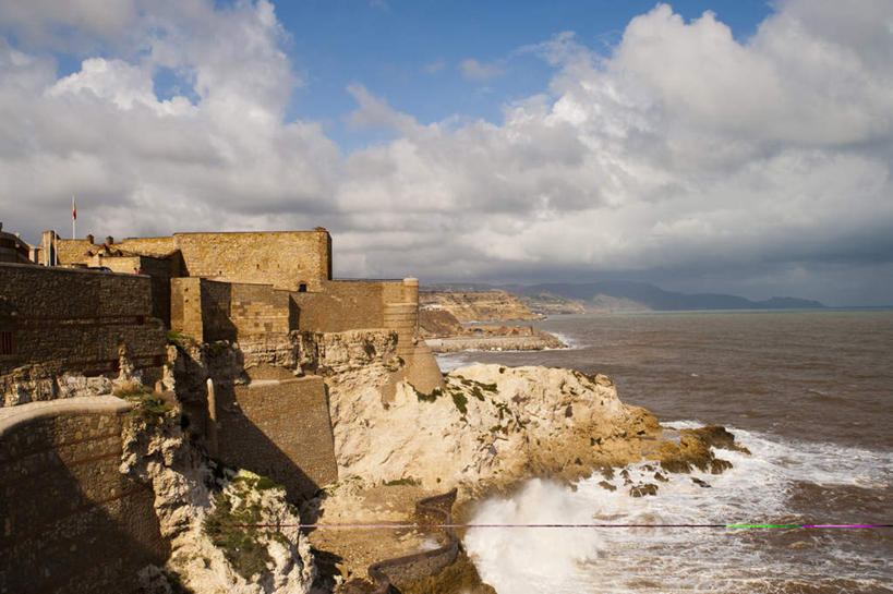 无人,横图,室外,白天,正面,旅游,度假,海浪,海洋,石头,沙滩,标志建筑,地标,建筑,西班牙,欧洲,非洲,阴影,波纹,光线,沙子,石子,影子,堡垒,城堡,墙,海岸,浪花,云,云朵,涟漪,沙地,云彩,历史,娱乐,建设,墙壁,墙面,古代,蓝色,白云,倒影,蓝天,水纹,天空,阳光,海水,波浪,天,享受,休闲,旅游胜地,放松,晴朗,倒映,要塞,南欧,海景,北非,水晕,西班牙王国,古远,反照,设防,梅利利亚,大海,风浪,海,海水的波动,海滩,近岸浪,石块,岩石,涌浪,晴空,彩图