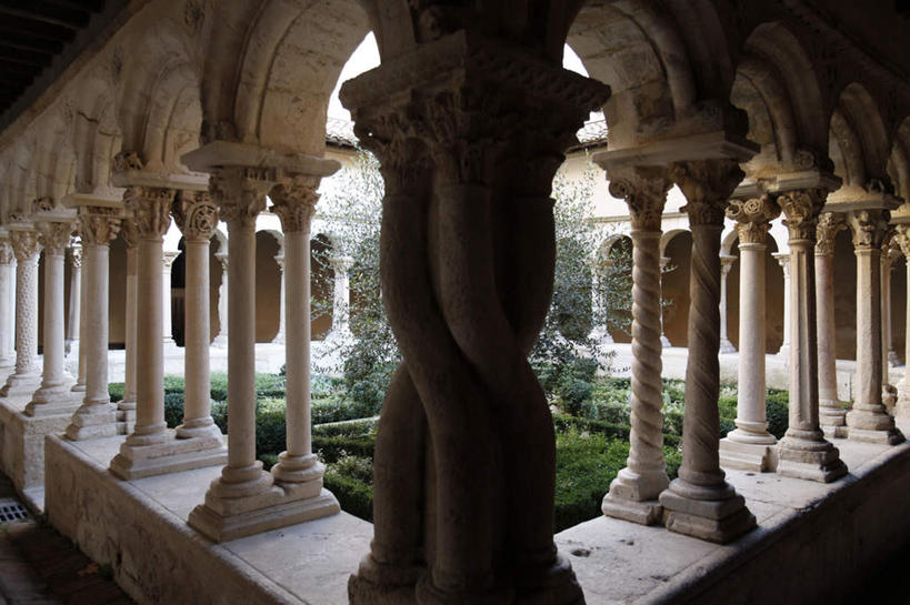 无人,教堂,横图,室外,白天,正面,旅游,度假,植物,标志建筑,地标,建筑,法国,欧洲,一排,节日,整齐,并列,并排,柱子,走道,走廊,过道,文化,娱乐,建设,树,树木,排列,绿色,自然,祈祷,享受,休闲,健康,旅游胜地,放松,许愿,宗教,信仰,生长,成长,纪念,祈求,基督教,普罗旺斯,队列,天主教,平行,信念,艾克斯,法兰西共和国,法兰西第五共和国,普罗旺斯省,平安,彩图,大教堂,礼拜堂