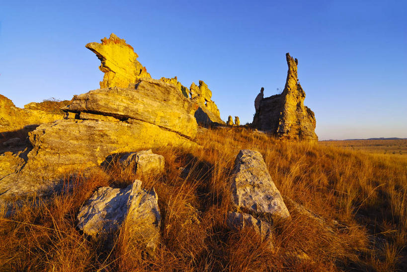 无人,横图,室外,白天,仰视,旅游,度假,石头,美景,山,山脉,植物,非洲,马达加斯加,阴影,枯萎,光线,石子,影子,景观,山峰,枯草,山峦,娱乐,草,黄色,蓝色,蓝天,天空,阳光,自然,群山,天,享受,休闲,景色,放松,晴朗,自然风光,万里无云,马达加斯加共和国,图利亚拉,图利亚拉省,石块,岩石,晴空,晴空万里,彩图,低角度拍摄