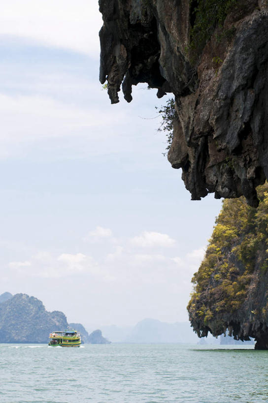 无人,竖图,室外,白天,仰视,旅游,度假,海浪,海洋,石头,美景,山,山脉,植物,轮船,船,泰国,亚洲,一艘,波纹,飞溅,朦胧,模糊,溅,石子,液体,景观,浪花,山峰,水滴,云,云朵,山峦,云彩,娱乐,水珠,树,树木,蓝色,绿色,白云,蓝天,水纹,天空,自然,海水,船尾波,交通工具,波浪,群山,天,享受,休闲,景色,放松,东南亚,生长,晴朗,成长,喷洒,自然风光,载具,海景,首府,泰王国,攀牙府,攀牙,大海,风浪,海,海水的波动,近岸浪,石块,岩石,涌浪,晴空,彩图,低角度拍摄