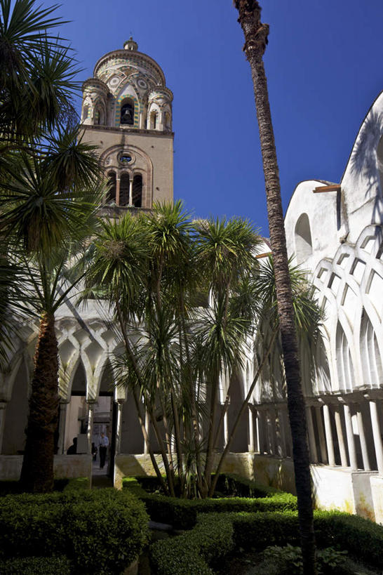 无人,教堂,竖图,室外,白天,仰视,旅游,度假,植物,标志建筑,地标,建筑,棕榈树,叶子,英国,欧洲,一排,阴影,节日,朦胧,模糊,整齐,光线,影子,柱子,走道,走廊,过道,绿叶,文化,娱乐,建设,苏格兰,树,树木,排列,蓝色,绿色,蓝天,天空,阳光,自然,天,祈祷,享受,休闲,健康,嫩叶,旅游胜地,放松,许愿,宗教,信仰,生长,晴朗,成长,纪念,祈求,西欧,队列,大不列颠,信念,棕榈叶,大不列颠及北爱尔兰联合王国,万里无云,大不列颠联合王国,日不落英帝国,苏格兰王国,圣安德鲁斯,圣安德鲁斯大教堂,平安,叶,叶片,晴空,晴空万里,彩图,低角度拍摄,大教堂,礼拜堂