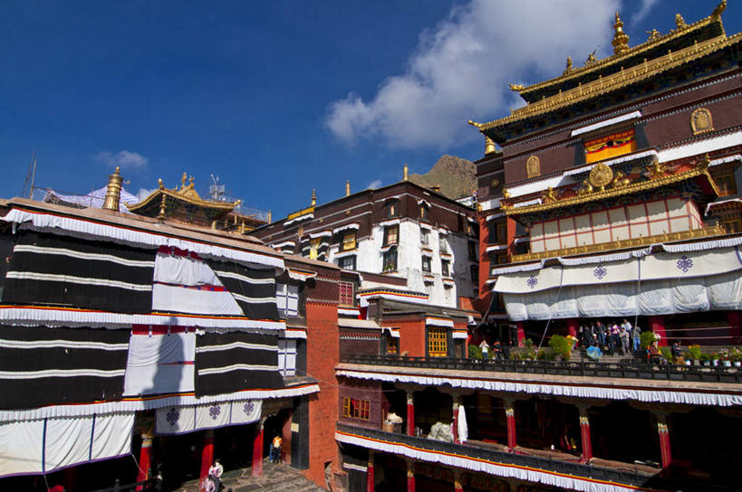 无人,寺庙,横图,室外,白天,仰视,旅游,度假,名胜古迹,植物,标志建筑,地标,建筑,中国,亚洲,一排,阴影,节日,遗迹,整齐,光线,盆栽,影子,柱子,屋顶,云,云朵,盆景,燃烧,云彩,顶棚,古迹,文化,文物,娱乐,建设,古建筑,拉萨,西藏,排列,蓝色,绿色,白云,蓝天,天空,阳光,自然,香火,庙宇,天,祈祷,享受,休闲,健康,旅游胜地,放松,许愿,宗教,信仰,生长,晴朗,成长,纪念,祈求,队列,藏,古文明,东亚,西藏自治区,扎什伦布寺,日喀则,首府,中华人民共和国,西南地区,拉萨市,尼色日山,平安,晴空,彩图,低角度拍摄,庙,寺