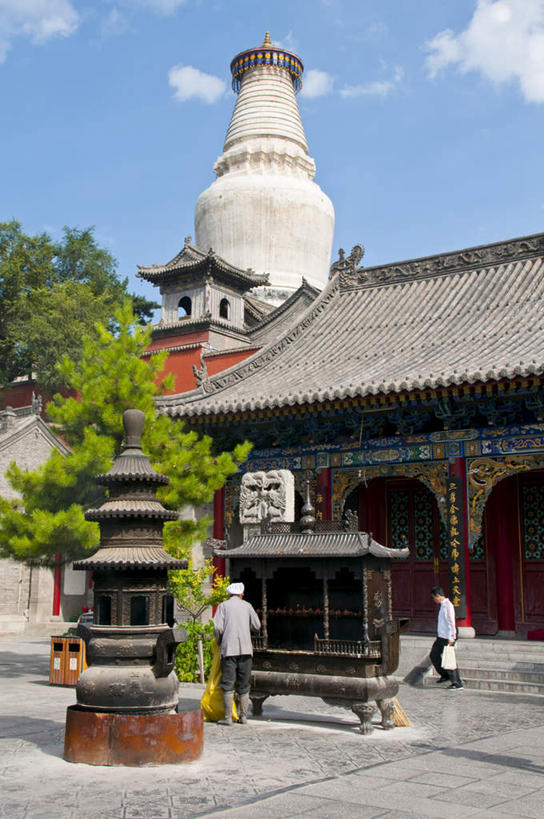 东方人,两个人,伙伴,朋友,寺庙,站,竖图,室外,白天,仰视,旅游,度假,友谊,植物,标志建筑,地标,建筑,五台山,中国,亚洲,阴影,服装,节日,光线,瓦片,影子,屋顶,云,云朵,燃烧,云彩,顶棚,瓦,休闲装,黄种人,文化,娱乐,建设,树,树木,衣服,蓝色,绿色,白云,蓝天,天空,阳光,自然,香火,庙宇,天,祈祷,站着,享受,休闲,健康,休闲服,旅游胜地,放松,许愿,宗教,建造,服饰,信仰,生长,晴朗,成长,纪念,祈求,东亚,屋瓦,山西,山西省,中华人民共和国,华北地区,晋,忻州,忻州市,繁峙县,五台县,平安,友情,男人,男性,中年男性,亚洲人,晴空,站立,彩图,低角度拍摄,全身,庙,寺