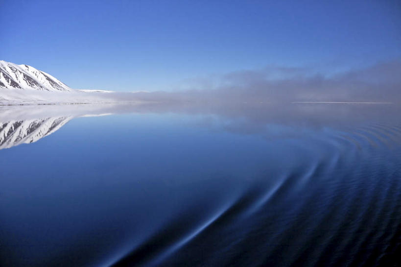 无人,横图,室外,白天,正面,旅游,度假,海浪,海洋,石头,美景,沙滩,山,雪,雪山,大雪,挪威,欧洲,阴影,光线,沙子,石子,影子,冰,海岸,积雪,景观,浪花,山峰,水平线,雪景,冬季,冬天,辽阔,海平线,沙地,山峦,娱乐,蓝色,蓝天,天空,阳光,自然,海水,天,享受,休闲,广阔,景色,放松,寒冷,晴朗,一望无际,冰冷,斯堪的纳维亚,自然风光,北欧,斯堪的纳维亚半岛,海景,万里无云,严寒,冰凉,酷寒,凛冽,凛凛,极冷,挪威王国,无边无际,一马平川,斯瓦尔巴特群岛,大海,风浪,海,海水的波动,海滩,近岸浪,石块,岩石,涌浪,晴空,晴空万里,彩图,水天相接,水天一线