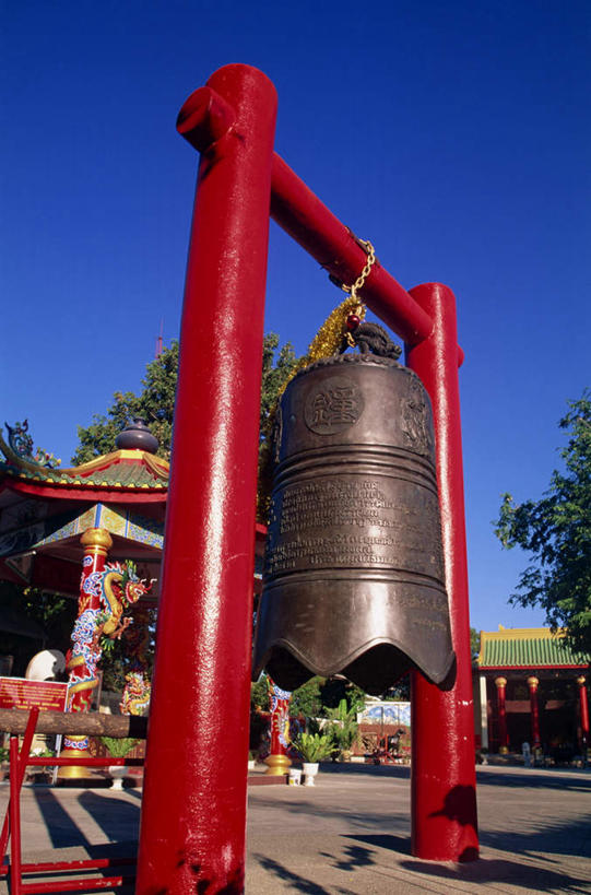 无人,竖图,室外,白天,仰视,旅游,度假,植物,标志建筑,地标,建筑,泰国,亚洲,阴影,节日,光线,影子,文化,娱乐,建设,树,树木,祈愿,蓝色,绿色,蓝天,天空,阳光,自然,天,祈祷,享受,休闲,健康,旅游胜地,放松,许愿,宗教,东南亚,佛教,信仰,生长,晴朗,成长,纪念,祈求,信号,报时,万里无云,泰王国,召集,释教,芭堤雅,芭提雅,鸣钟,平安,钟,晴空,晴空万里,彩图,低角度拍摄