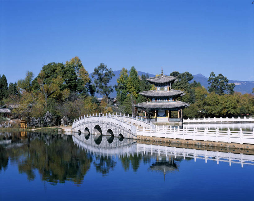 无人,公园,寺庙,横图,室外,白天,正面,旅游,度假,湖,湖泊,石头,名胜古迹,水,植物,标志建筑,地标,建筑,丽江,中国,亚洲,阴影,波纹,遗迹,光线,石子,影子,湖面,水流,水面,塔,桥,涟漪,古迹,文物,娱乐,建设,古建筑,石桥,宝塔,云南,拱桥,栈桥,树,树木,蓝色,绿色,倒影,蓝天,水纹,天空,阳光,自然,庙宇,波浪,湖水,天,享受,休闲,旅游胜地,放松,拱形,生长,晴朗,成长,人行桥,石拱桥,倒映,古文明,东亚,云南省,黑龙潭公园,万里无云,中华人民共和国,水晕,西南地区,滇,丽江市,浮图,浮屠,反照,玉泉公园,石块,晴空,晴空万里,彩图,庙,寺