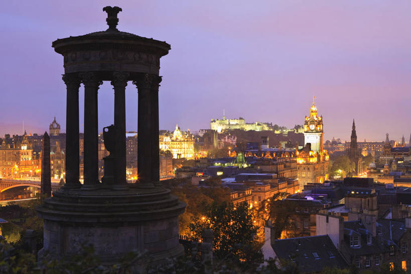 无人,高楼大厦,横图,俯视,航拍,室外,白天,旅游,度假,日落,植物,窗户,标志建筑,大厦,地标,建筑,路灯,摩天大楼,照明,英国,欧洲,一排,许多,阴影,整齐,光线,影子,柱子,堡垒,城堡,墙,屋顶,晚霞,霞光,落日,灯光,首都,很多,顶棚,娱乐,建设,爱丁堡城堡,苏格兰,玻璃窗,墙壁,墙面,灯,树,树木,排列,祈愿,绿色,阳光,自然,黄昏,楼宇,享受,休闲,旅游胜地,彩霞,放松,生长,成长,祈求,照亮,信号,照明设备,西欧,要塞,鸟瞰,队列,报时,大不列颠,大不列颠及北爱尔兰联合王国,首府,召集,大不列颠联合王国,日不落英帝国,苏格兰王国,夕照,爱丁堡,设防,鸣钟,钟,夕阳,彩图,高角度拍摄,大楼,高层建筑,高楼,摩天楼,斜阳