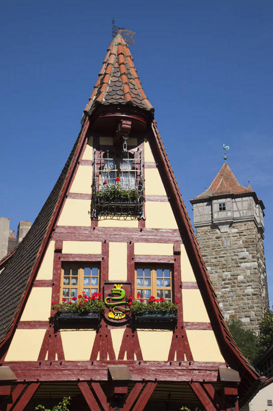 无人,家,竖图,室外,白天,仰视,度假,美景,植物,窗户,城市风光,城市,德国,欧洲,阴影,光线,盆栽,影子,房屋,屋子,景观,盆景,娱乐,楼房,玻璃窗,住宅,蓝色,绿色,蓝天,天空,阳光,自然,天,享受,休闲,景色,放松,生长,晴朗,成长,西欧,万里无云,德意志联邦共和国,巴伐利亚,巴伐利亚州,拜恩州,拜恩自由州,罗滕堡,晴空,晴空万里,彩图,低角度拍摄,房子