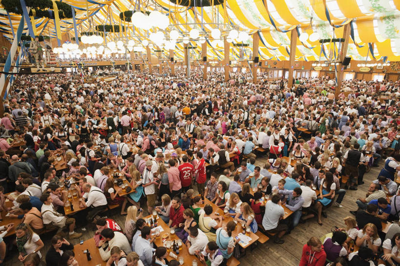 西方人,餐厅,坐,说,吃,横图,俯视,室内,白天,度假,讨论,美景,餐桌,桌子,城市风光,城市,餐具,椅子,德国,欧洲,欧洲人,一排,行人,游客,游人,握,阴影,服装,整齐,光线,叉子,刀叉,刀子,碟子,盘,影子,屋顶,景观,许多人,拿,顶棚,拿着,休闲装,娱乐,慕尼黑,路人,旅客,相视,排列,衣服,盘子,碟,一群人,享受,休闲,面对面,休闲服,景色,放松,握着,服饰,餐台,对视,西欧,队列,餐刀,相对,餐叉,德意志联邦共和国,相看,首府,巴伐利亚,巴伐利亚州,拜恩州,拜恩自由州,过客,交流,男人,男性,女人,女性,中年男性,中年女性,白种人,进餐用具,沟通,讲话,交谈,嚼,商讨,食,说话,谈话,坐着,彩图,高角度拍摄,全身,餐馆,饭店,饭馆