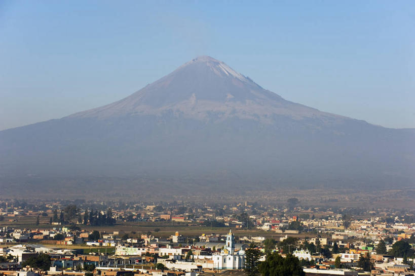 无人,家,横图,俯视,航拍,室外,白天,度假,火山,石头,美景,山,山脉,植物,城市风光,城市,墨西哥,阴影,光线,石子,影子,房屋,屋子,景观,山顶,山峰,山峦,娱乐,楼房,住宅,树,树木,蓝色,绿色,蓝天,天空,阳光,自然,群山,天,享受,休闲,景色,放松,生长,晴朗,成长,北美,北美洲,鸟瞰,美洲,沉积岩,万里无云,普埃布拉州,普埃布拉,北亚美利加洲,亚美利加洲,墨西哥合众国,仙人掌王国,颠峰,极峰,水成岩,活火山,石块,死火山,休眠火山,岩石,晴空,晴空万里,彩图,高角度拍摄,房子