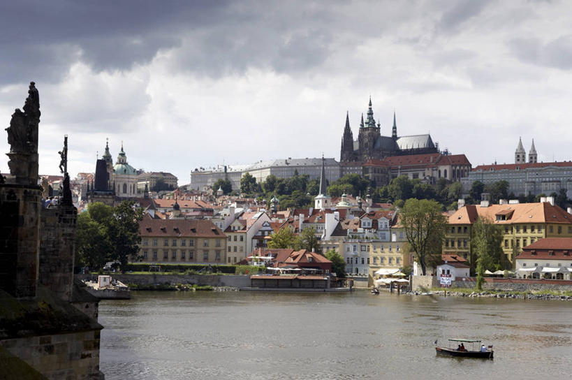 无人,家,横图,室外,白天,正面,旅游,度假,河流,名胜古迹,水,植物,标志建筑,大桥,地标,建筑,立交桥,桥梁,船,欧洲,捷克,波纹,飞溅,遗迹,溅,液体,堡垒,城堡,房屋,屋子,河水,水滴,水流,乌云,云,云朵,高架,斜拉桥,桥,木船,首都,云彩,古迹,文物,娱乐,建设,古建筑,楼房,住宅,水珠,树,树木,绿色,白云,水纹,自然,船尾波,交通工具,波浪,享受,休闲,旅游胜地,放松,生长,成长,舟,要塞,喷洒,载具,古文明,中欧,捷克共和国,布拉格,查理大桥,布拉格城堡,设防,彩图,房子