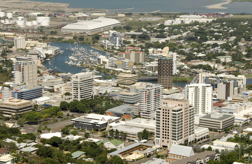 无人,高楼大厦,横图,全景,俯视,航拍,室外,白天,旅游,度假,草地,草坪,海浪,海洋,河流,美景,沙滩,水,天际线,植物,城市风光,城市,大厦,建筑,摩天大楼,澳大利亚,阴影,光线,沙子,影子,海岸,河水,景观,浪花,水流,沙地,娱乐,建设,草,树,树木,绿色,天空,阳光,自然,海水,天,享受,休闲,景色,放松,生长,成长,鸟瞰,大洋洲,澳洲,海景,昆士兰州,南方大陆,澳大利亚联邦,昆士兰,汤斯维尔,汤斯维尔市,大海,风浪,海,海水的波动,海滩,近岸浪,涌浪,彩图,高角度拍摄,大楼,高层建筑,高楼,摩天楼