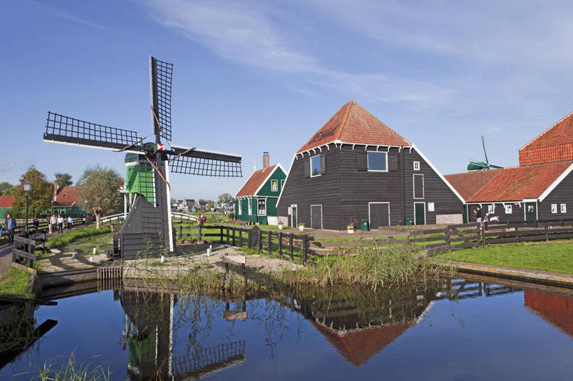 无人,栏杆,横图,室外,白天,正面,度假,灌溉,草地,草坪,湖,湖泊,美景,水,植物,城市风光,城市,路灯,风车,照明,欧洲,荷兰,阴影,环保,光线,影子,栅栏,湖面,景观,篱笆,水流,水面,云,云朵,围栏,灯光,云彩,娱乐,护栏,灯,草,树,树木,蓝色,绿色,白云,倒影,蓝天,天空,阳光,自然,湖水,天,享受,休闲,景色,放松,生长,能源,晴朗,成长,照亮,回收,资源,倒映,浇灌,荷兰风车,照明设备,西欧,利用,低碳,循环,磨坊,荷兰王国,尼德兰王国,持续,反照,晴空,彩图,赞斯堡
