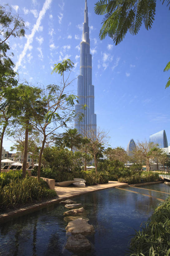 无人,高楼大厦,竖图,室外,白天,仰视,度假,湖,湖泊,美景,森林,树林,水,植物,城市风光,城市,大厦,建筑,摩天大楼,阿联酋,亚洲,湖面,景观,水流,水面,云,云朵,云彩,娱乐,树,树木,蓝色,绿色,白云,倒影,蓝天,天空,自然,湖水,天,享受,休闲,景色,放松,生长,晴朗,成长,倒映,西亚,阿拉伯联合酋长国,迪拜,迪拜塔,哈利法塔,比斯迪拜塔,反照,杜拜,迪拜大厦,晴空,彩图,低角度拍摄,大楼,高层建筑,高楼,摩天楼