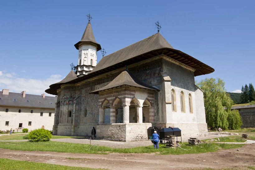 无人,教堂,横图,室外,白天,仰视,旅游,度假,草地,草坪,植物,标志建筑,地标,建筑,欧洲,罗马尼亚,阴影,节日,光线,影子,云,云朵,云彩,文化,娱乐,建设,草,树,树木,蓝色,绿色,白云,蓝天,天空,阳光,自然,天,祈祷,享受,休闲,健康,旅游胜地,放松,许愿,宗教,信仰,生长,晴朗,成长,纪念,祈求,基督教,天主教,信念,东欧,布科维纳,平安,晴空,彩图,低角度拍摄,大教堂,礼拜堂