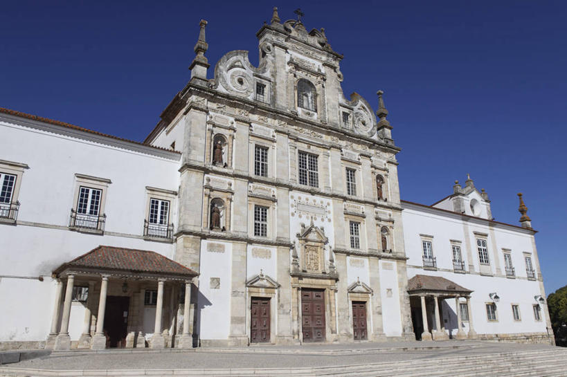 无人,教堂,横图,室外,白天,仰视,旅游,度假,名胜古迹,植物,窗户,门,标志建筑,道路,地标,建筑,路,葡萄牙,欧洲,阴影,节日,遗迹,光线,影子,柱子,小路,交通,古迹,文化,文物,娱乐,建设,古建筑,玻璃窗,树,树木,蓝色,绿色,蓝天,天空,阳光,自然,门框,天,祈祷,享受,休闲,健康,旅游胜地,放松,许愿,宗教,信仰,生长,晴朗,成长,纪念,祈求,基督教,南欧,天主教,信念,古文明,万里无云,圣塔伦,葡萄牙共和国,平安,晴空,晴空万里,彩图,低角度拍摄,大教堂,礼拜堂