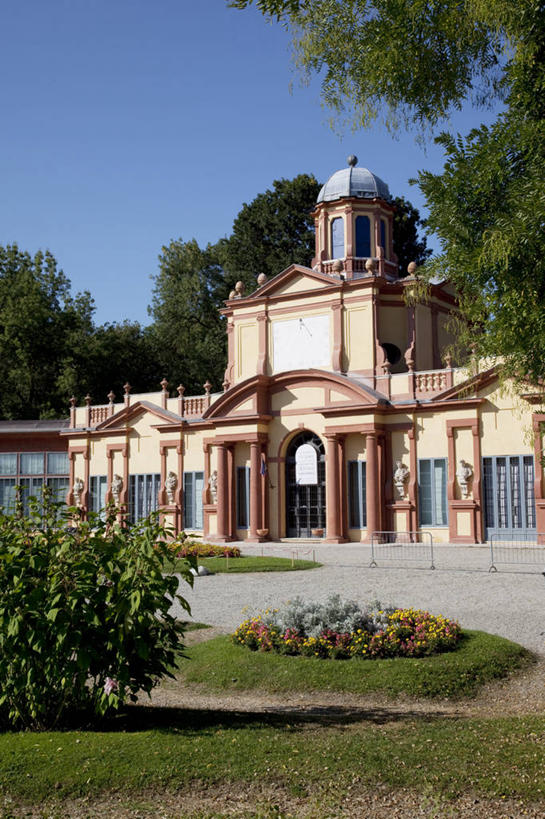 无人,家,花园,宫殿,竖图,室外,白天,正面,度假,草地,草坪,花海,花圃,美景,植物,别墅,城市风光,城市,叶子,意大利,欧洲,阴影,盛开,光线,影子,房屋,屋子,景观,公寓,花蕾,娱乐,洋房,楼房,住宅,草,花,花瓣,花朵,花卉,鲜花,树,树木,蓝色,绿色,蓝天,天空,阳光,自然,花丛,花束,花田,天,花苞,花蕊,享受,休闲,景色,放松,生长,晴朗,成长,南欧,豪宅,万里无云,意大利共和国,首府,摩德纳,摩德纳省,晴空,晴空万里,小花园,彩图,房子