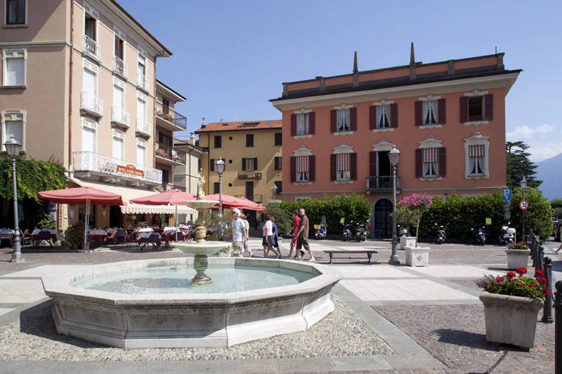 西方人,家,走,横图,室外,白天,正面,度假,美景,植物,窗户,城市风光,城市,喷泉,意大利,欧洲,欧洲人,一排,阴影,服装,整齐,并列,并排,盛开,光线,影子,房屋,墙,屋子,景观,公寓,许多人,花蕾,注视,休闲装,文化,娱乐,洋房,楼房,玻璃窗,墙壁,墙面,住宅,花,花瓣,花朵,鲜花,树,树木,排列,衣服,蓝色,绿色,蓝天,天空,阳光,自然,天,花苞,花蕊,观察,看,品味,一群人,享受,休闲,休闲服,景色,放松,服饰,生长,晴朗,成长,观看,察看,队列,关注,南欧,水景,平行,伦巴第大区,万里无云,意大利共和国,伦巴第,美观,科莫省,梅纳焦,男人,男性,女人,女性,中年男性,中年女性,白种人,设计,晴空,晴空万里,步行,散步,走路,彩图,全身,房子