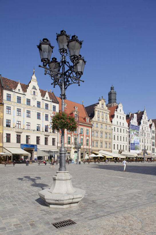 无人,家,竖图,室外,白天,仰视,度假,美景,窗户,城市风光,城市,路灯,照明,欧洲,波兰,一排,阴影,整齐,并列,并排,光线,影子,房屋,墙,屋子,景观,公寓,灯光,娱乐,洋房,楼房,玻璃窗,墙壁,墙面,住宅,灯,排列,蓝色,蓝天,天空,阳光,天,享受,休闲,景色,放松,晴朗,照亮,照明设备,队列,平行,中欧,万里无云,省会,波兰共和国,弗罗茨瓦夫,下西里西亚省,晴空,晴空万里,彩图,低角度拍摄,房子