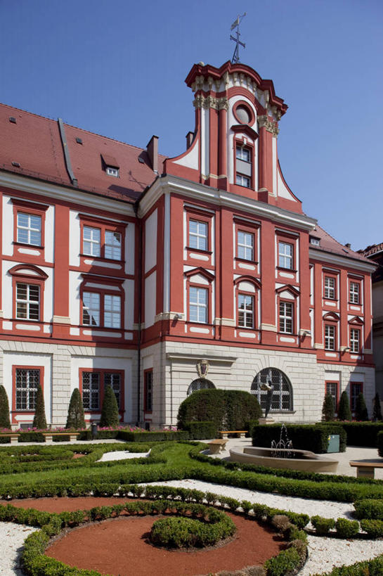 无人,花园,竖图,室外,白天,仰视,度假,花圃,美景,植物,窗户,城市风光,城市,欧洲,波兰,一排,阴影,环保,整齐,并列,并排,光线,影子,堡垒,城堡,墙,景观,防护,娱乐,玻璃窗,墙壁,墙面,树,树木,排列,蓝色,绿色,蓝天,天空,阳光,自然,天,享受,休闲,景色,放松,生长,晴朗,成长,要塞,队列,美好,美妙,间隔,平行,中欧,万里无云,省会,美观,雅观,波兰共和国,设防,绿篱,生篱,树篱,植篱,弗罗茨瓦夫,下西里西亚省,晴空,晴空万里,小花园,彩图,低角度拍摄