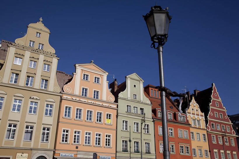 无人,家,横图,室外,白天,仰视,度假,美景,窗户,城市风光,城市,路灯,照明,欧洲,波兰,一排,阴影,整齐,并列,并排,光线,影子,房屋,墙,屋子,景观,公寓,灯光,娱乐,洋房,楼房,玻璃窗,墙壁,墙面,住宅,灯,排列,蓝色,蓝天,天空,阳光,天,享受,休闲,景色,放松,晴朗,照亮,照明设备,队列,平行,中欧,万里无云,省会,波兰共和国,弗罗茨瓦夫,下西里西亚省,晴空,晴空万里,彩图,低角度拍摄,房子